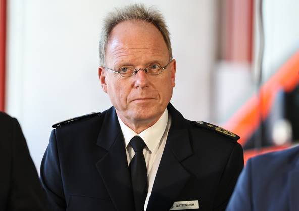 Regierungsmedienkonferenz 06.10.2026, Erfurt, Gefahrenabwehrzentrum Sued, Fahrzeughalle, die Landesregierung besser gegen hybride Bedrohungen, Cyberangriffe und Drohnen absichern, erstmals tritt das Thueringer Sicherheitskabinett zusammen, unter dem Leitgedanken Thueringen resilient machen beraten alle Mitglieder der Landesregierung gemeinsam mit Vertretern der Thueringer Sicherheitsbehoerden (Polizei, Landeskriminalamt, Verfassungsschutz, Landesverwaltungsamt und Landeskommando der Bundeswehr) über 11 Punkte fuer Schutz und Vorsorge Regierungsmedienkonferenz im Anschluss an das Sicherheitskabinett, bei der ueber die wichtigsten Ergebnisse informiert wird im Bild: Praesident der Landespolizeidirektion Erfurt Thomas Quittenbaum