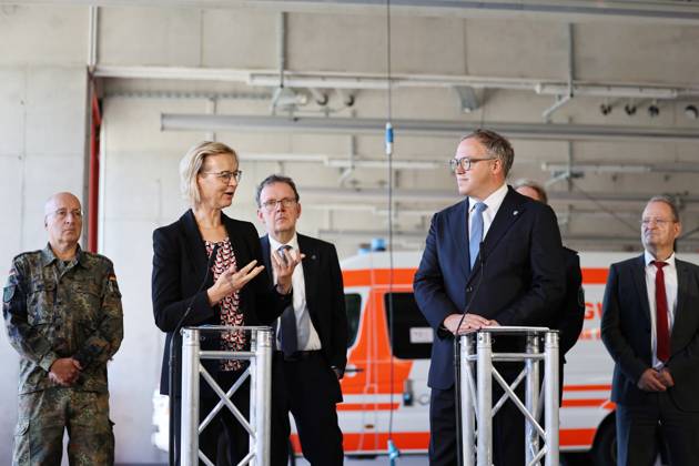 Regierungsmedienkonferenz 06.10.2026, Erfurt, Gefahrenabwehrzentrum Sued, Fahrzeughalle, die Landesregierung besser gegen hybride Bedrohungen, Cyberangriffe und Drohnen absichern, erstmals tritt das Thueringer Sicherheitskabinett zusammen, unter dem Leitgedanken Thueringen resilient machen beraten alle Mitglieder der Landesregierung gemeinsam mit Vertretern der Thueringer Sicherheitsbehoerden (Polizei, Landeskriminalamt, Verfassungsschutz, Landesverwaltungsamt und Landeskommando der Bundeswehr) über 11 Punkte fuer Schutz und Vorsorge Regierungsmedienkonferenz im Anschluss an das Sicherheitskabinett, bei der ueber die wichtigsten Ergebnisse informiert wird im Bild: Finanzministerin Katja Wolf (Thueringen.Gerecht) und Ministerpraesident Mari