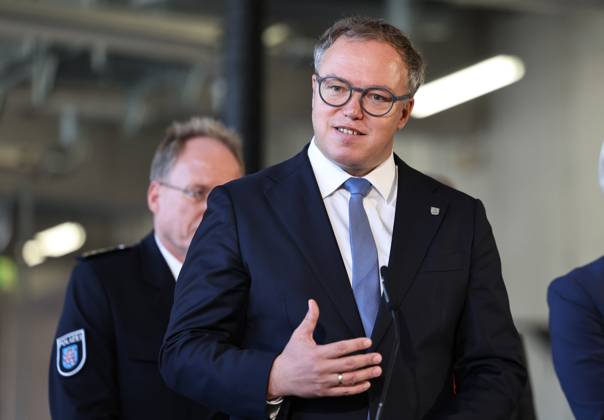 Regierungsmedienkonferenz 06.10.2026, Erfurt, Gefahrenabwehrzentrum Sued, Fahrzeughalle, die Landesregierung besser gegen hybride Bedrohungen, Cyberangriffe und Drohnen absichern, erstmals tritt das Thueringer Sicherheitskabinett zusammen, unter dem Leitgedanken Thueringen resilient machen beraten alle Mitglieder der Landesregierung gemeinsam mit Vertretern der Thueringer Sicherheitsbehoerden (Polizei, Landeskriminalamt, Verfassungsschutz, Landesverwaltungsamt und Landeskommando der Bundeswehr) über 11 Punkte fuer Schutz und Vorsorge Regierungsmedienkonferenz im Anschluss an das Sicherheitskabinett, bei der ueber die wichtigsten Ergebnisse informiert wird im Bild: Ministerpraesident Mario Voigt (CDU)