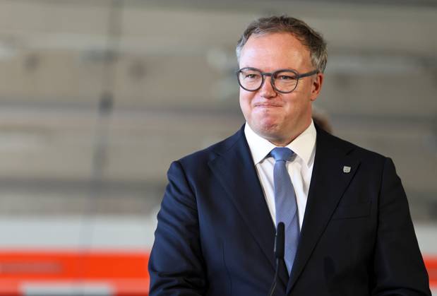 Regierungsmedienkonferenz 06.10.2026, Erfurt, Gefahrenabwehrzentrum Sued, Fahrzeughalle, die Landesregierung besser gegen hybride Bedrohungen, Cyberangriffe und Drohnen absichern, erstmals tritt das Thueringer Sicherheitskabinett zusammen, unter dem Leitgedanken Thueringen resilient machen beraten alle Mitglieder der Landesregierung gemeinsam mit Vertretern der Thueringer Sicherheitsbehoerden (Polizei, Landeskriminalamt, Verfassungsschutz, Landesverwaltungsamt und Landeskommando der Bundeswehr) über 11 Punkte fuer Schutz und Vorsorge Regierungsmedienkonferenz im Anschluss an das Sicherheitskabinett, bei der ueber die wichtigsten Ergebnisse informiert wird im Bild: Ministerpraesident Mario Voigt (CDU)