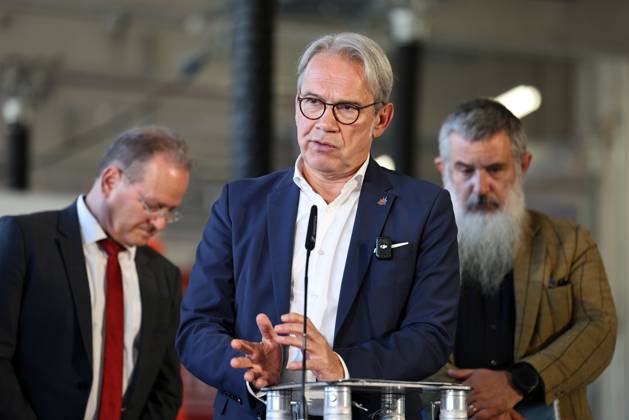 Regierungsmedienkonferenz 06.10.2026, Erfurt, Gefahrenabwehrzentrum Sued, Fahrzeughalle, die Landesregierung besser gegen hybride Bedrohungen, Cyberangriffe und Drohnen absichern, erstmals tritt das Thueringer Sicherheitskabinett zusammen, unter dem Leitgedanken Thueringen resilient machen beraten alle Mitglieder der Landesregierung gemeinsam mit Vertretern der Thueringer Sicherheitsbehoerden (Polizei, Landeskriminalamt, Verfassungsschutz, Landesverwaltungsamt und Landeskommando der Bundeswehr) über 11 Punkte fuer Schutz und Vorsorge Regierungsmedienkonferenz im Anschluss an das Sicherheitskabinett, bei der ueber die wichtigsten Ergebnisse informiert wird im Bild: Minister fuer Inneres und Kommunales Georg Maier (SPD)