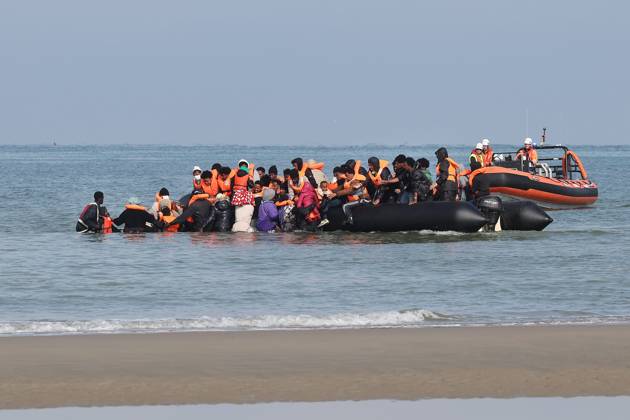 Small Boat Migrants Depart PHOTOPQR VOIX DU NORD Marc Demeure October 6, 2026 Gravelines, October 6, 2026 Migrants attempt to board a semi-rigid boat that has come to pick them up. Having departed from the beaches of Dunkirk with about twenty people, the small boat approaches the beach at Gravelines to pick up other would-be migrants bound for England, including women and children. Photo by MARC DEMEURE, La Voix du Nord, Gravelines, northern France, Oct. 6, 2026 Migrants attempt to board a semi-rigid inflatable boat that has come to pick them up. Having left the beaches of Dunkirk with about twenty people on board, the small boat approaches the beach at Gravelines to pick up other would-be migrants bound for England, including women and ch Copyright: xPHOTOPQR VOIXxDUxNORD MAXPPPxMarcxDemeurex 20261006VDN5428 20261006VDN5428
