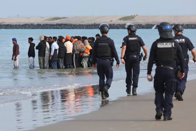 Small Boat Migrants Depart PHOTOPQR VOIX DU NORD Marc Demeure October 6, 2026 Gravelines, October 6, 2026 Migrants attempt to board a semi-rigid boat that has come to pick them up. Having departed from the beaches of Dunkirk with about twenty people, the small boat approaches the beach at Gravelines to pick up other would-be migrants bound for England, including women and children. Photo by MARC DEMEURE, La Voix du Nord, Gravelines, northern France, Oct. 6, 2026 Migrants attempt to board a semi-rigid inflatable boat that has come to pick them up. Having left the beaches of Dunkirk with about twenty people on board, the small boat approaches the beach at Gravelines to pick up other would-be migrants bound for England, including women and ch Copyright: xPHOTOPQR VOIXxDUxNORD MAXPPPxMarcxDemeurex 20261006VDN5455 20261006VDN5455