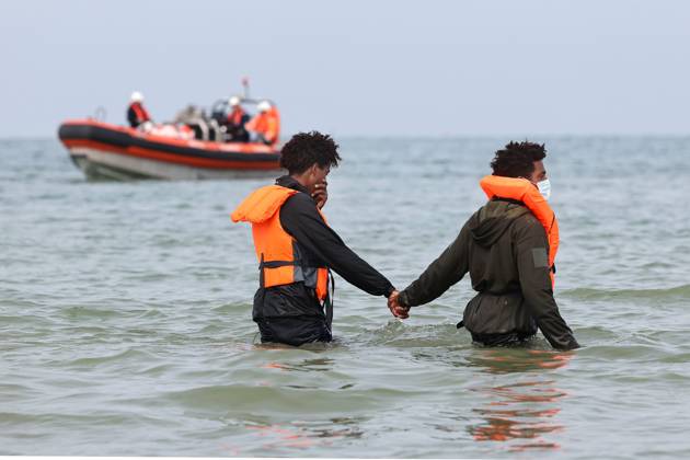 Small Boat Migrants Depart PHOTOPQR VOIX DU NORD Marc Demeure October 6, 2026 Gravelines, October 6, 2026 Migrants attempt to board a semi-rigid boat that has come to pick them up. Having departed from the beaches of Dunkirk with about twenty people, the small boat approaches the beach at Gravelines to pick up other would-be exiles bound for England, including women and children. Photo by MARC DEMEURE, La Voix du Nord, Gravelines, northern France, Oct. 6, 2026 Migrants attempt to board a semi-rigid inflatable boat that has come to pick them up. Having left the beaches of Dunkirk with about twenty people on board, the small boat approaches the beach at Gravelines to pick up other would-be migrants bound for England, including women and chil Copyright: xPHOTOPQR VOIXxDUxNORD MAXPPPxMarcxDemeurex 20261006VDN5474 20261006VDN5474