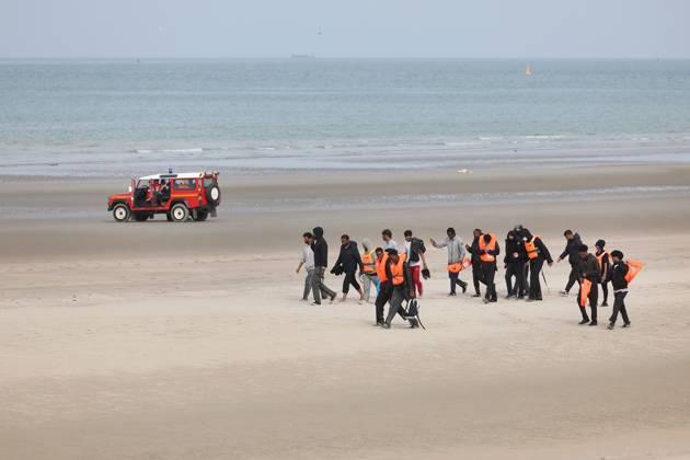 Small Boat Migrants Depart PHOTOPQR VOIX DU NORD Marc Demeure October 6, 2026 Gravelines, October 6, 2026 Migrants attempt to board a semi-rigid boat that has come to pick them up. Having departed from the beaches of Dunkirk with about twenty people, the small boat approaches the beach at Gravelines to pick up other would-be exiles bound for England, including women and children. Those who failed to board turn back. Photo by MARC DEMEURE, La Voix du Nord, Gravelines, northern France, Oct. 6, 2026 Migrants attempt to board a semi-rigid inflatable boat that has come to pick them up. Having left the beaches of Dunkirk with about twenty people on board, the small boat approaches the beach at Gravelines to pick up other would-be migrants bound Copyright: xPHOTOPQR VOIXxDUxNORD MAXPPPxMarcxDemeurex 20261006VDN5475 20261006VDN5475