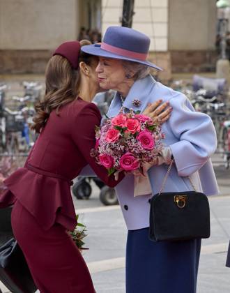 The Danish royal couple King Frederik and Queen Mary visit Danish parliament 2026-10-06 COPENHAGEN DENMARK, The Danish royal couple King Frederik and Queen Mary., The Danish Parliament (Folketinget) opens. The opening marks the beginning of a new parliamentary year., PICTURE:King Frederik and Quen Mary of Denmark arrival to Christiansborg Palace Folketinget, PHOTO:hbg-bild mega. 06 Oct 2026 Pictured: Queen Mary of Denmark and Princess Benedikte (t.r).  Copyright: xThexMegaxAgencyxhbgbildx xMEGAx