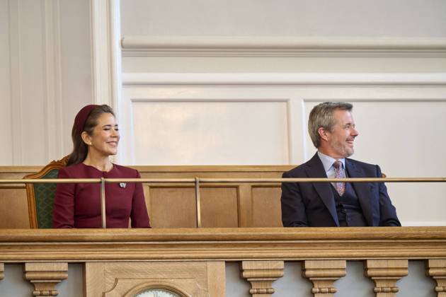 The Danish royal couple King Frederik and Queen Mary in parliament 2026-10-06 COPENHAGEN DENMARK, The Danish royal couple King Frederik and Queen Mary., The Danish Parliament (Folketinget) opens. The opening marks the beginning of a new parliamentary year., PICTURE:King Frederik and Quen Mary of Denmark arrival to Christiansborg Palace Folketinget, PHOTO:hbg-bild mega. 06 Oct 2026 Pictured: Queen Mary of Denmark and King Frederik.  Copyright: xThexMegaxAgencyxhbgbildx xMEGAx