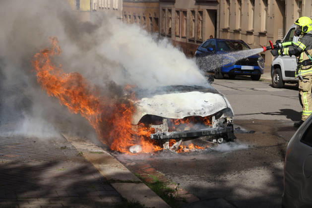 Seat geht in Flammen auf 06.10.2026, Chemnitz, Jahnstraße, Gegen 13:15 wurden die Ksmeraden der Feuerwehr Chemnitz auf die Jahnstraße gerufen. Dort sollte ein Seat in Flammen stehen. Bei eintreffen der Feuerwehr bestätigte sich die Meldung. Ein PKW seat stand in Vollbrand. Trotz des schnellen löschens der Feuerwehr wahr das Fahrzueg nicht mehr zuretten und brannte komplett aus. Zur Brandursache wird nun ermittelt. Verletzt wurde niemand. Weitere Infos PD-Chemnitz. Chemnitz Sachsen Deutschland