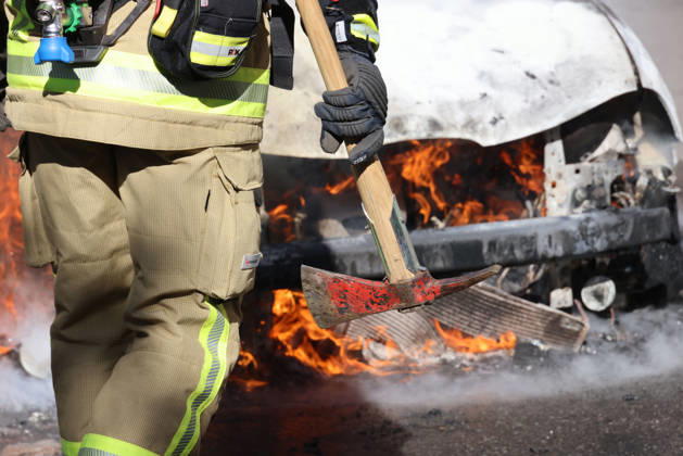 Seat geht in Flammen auf 06.10.2026, Chemnitz, Jahnstraße, Gegen 13:15 wurden die Ksmeraden der Feuerwehr Chemnitz auf die Jahnstraße gerufen. Dort sollte ein Seat in Flammen stehen. Bei eintreffen der Feuerwehr bestätigte sich die Meldung. Ein PKW seat stand in Vollbrand. Trotz des schnellen löschens der Feuerwehr wahr das Fahrzueg nicht mehr zuretten und brannte komplett aus. Zur Brandursache wird nun ermittelt. Verletzt wurde niemand. Weitere Infos PD-Chemnitz. Chemnitz Sachsen Deutschland