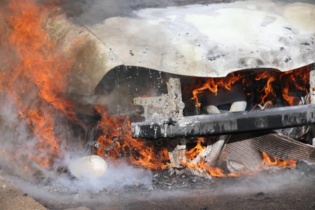 Seat geht in Flammen auf 06.10.2026, Chemnitz, Jahnstraße, Gegen 13:15 wurden die Ksmeraden der Feuerwehr Chemnitz auf die Jahnstraße gerufen. Dort sollte ein Seat in Flammen stehen. Bei eintreffen der Feuerwehr bestätigte sich die Meldung. Ein PKW seat stand in Vollbrand. Trotz des schnellen löschens der Feuerwehr wahr das Fahrzueg nicht mehr zuretten und brannte komplett aus. Zur Brandursache wird nun ermittelt. Verletzt wurde niemand. Weitere Infos PD-Chemnitz. Chemnitz Sachsen Deutschland