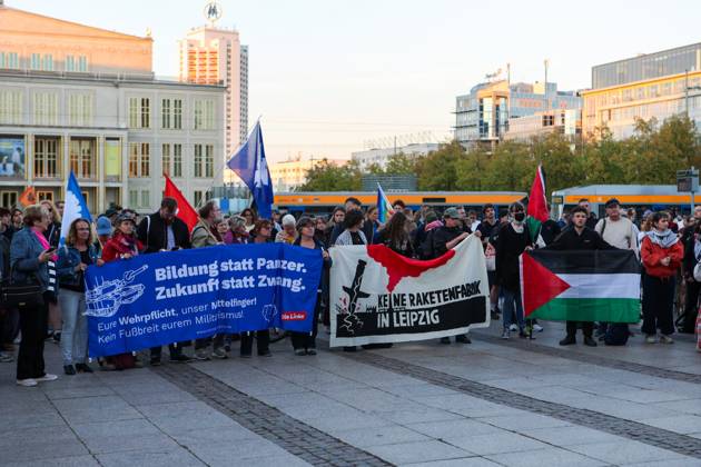 Protest in Leipzig Against the Opening of Covenant Factory Protest in Leipzig Against the Opening of Covenant Factory LEIPZIG, GERMANY, OCTOBER 6, 2026: Around 250 people gathered at Augustusplatz in Leipzig following the opening of a new Covenant factory. Demonstrators carried banners and placards and collected signatures during the rally, voicing their opposition to the expansion of arms production in the city. The protest brought together activists and members of peace groups in Leipzig™s city centre. Leipzig Germany Copyright: x xMariaxCastrox xJNAxPressx