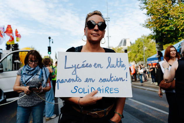 A mother shows her solidarity with the students and secondary school pupils. As part of the nationwide student protest, the march in Paris on Tuesday drew between 56,000 and 100,000 demonstrators, according to the Ministry of the Interior and the organising secondary school and student organisations (USL, FAGE, Union Ã tudiante, UNEF). The demonstration proceeded peacefully, despite a few scuffles at Place de la Nation. - 06 10 2026 - France Ile-de-France (region) Paris -  JanxSchmidt-Whitley LexPictorium LePictorium_0342009