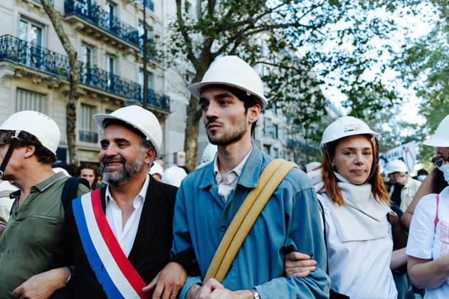 White Helmets, elected representatives and members of civil society campaigning against police violence. As part of the nationwide student protest, the march in Paris on Tuesday drew between 56,000 and 100,000 demonstrators, according to the Ministry of the Interior and the organising secondary school and student organisations (USL, FAGE, Union Ã tudiante, UNEF). The demonstration proceeded peacefully, despite a few scuffles at Place de la Nation. - 06 10 2026 - France Ile-de-France (region) Paris -  JanxSchmidt-Whitley LexPictorium LePictorium_0342028