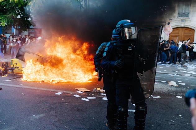 Police officers in front of one of the few barricades at the demonstration. As part of the nationwide student protest, the march in Paris on Tuesday drew between 56,000 and 100,000 demonstrators, according to the Ministry of the Interior and the organising secondary school and student organisations (USL, FAGE, Union Ã tudiante, UNEF). The demonstration proceeded peacefully, despite a few scuffles at Place de la Nation. - 06 10 2026 - France Ile-de-France (region) Paris -  JanxSchmidt-Whitley LexPictorium LePictorium_0342032
