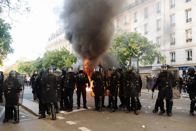 Police officers in front of one of the few barricades at the demonstration. As part of the nationwide student protest, the march in Paris on Tuesday drew between 56,000 and 100,000 demonstrators, according to the Ministry of the Interior and the organising secondary school and student organisations (USL, FAGE, Union Ã tudiante, UNEF). The demonstration proceeded peacefully, despite a few scuffles at Place de la Nation. - 06 10 2026 - France Ile-de-France (region) Paris -  JanxSchmidt-Whitley LexPictorium LePictorium_0342034