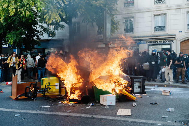 One of the few bonfires at the demonstration. As part of the nationwide student protest, the march in Paris on Tuesday drew between 56,000 and 100,000 demonstrators, according to the Ministry of the Interior and the organising secondary school and student organisations (USL, FAGE, Union Ã tudiante, UNEF). The demonstration proceeded peacefully, despite a few scuffles at Place de la Nation. - 06 10 2026 - France Ile-de-France (region) Paris -  JanxSchmidt-Whitley LexPictorium LePictorium_0342031