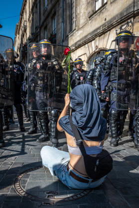 October 6, 2026, Bordeaux, Nouvelle-Aquitaine, France: Seated on the ground in front of mobile gendarmes, a young high school student offers them a rose during the demonstration in Bordeaux on October 6, 2026. Bordeaux France  - ZUMAh207 20261006_zip_h207_001 Copyright: xFabricexHebertx