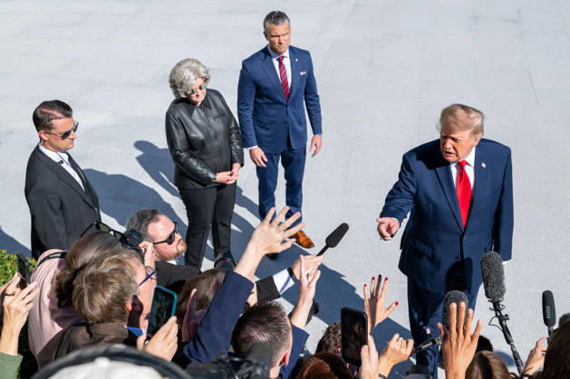 October 6, 2026, Washington, District Of Columbia, United States: President DONALD TRUMP speaks to reporters on the South Lawn of the White House before departing for Baltimore, Maryland, as Secretary of War PETE HEGSETH and White House Chief of Staff SUSIE WILES stand behind him. Washington United States  - ZUMAk206 20261006_znp_k206_004 Copyright: xMattxKaminskyx