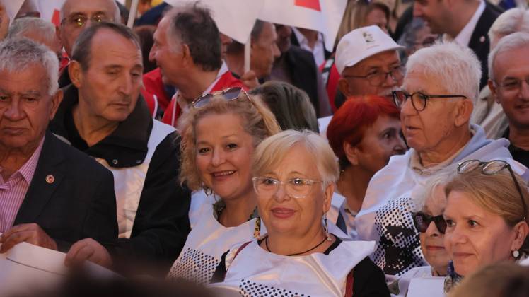 October 6, 2026, °Zmir, To¼rkiye: IZMIR, TURKEY, OCTOBER 5, 2026: Protesters gather outside the Turkan Saylan Cultural Center in Izmir to oppose reports that Izmir Metropolitan Mayor Cemil Tugay could join President Recep Tayyip Erdogan s ruling AKP. Trade unions, professional organizations, political groups and civil society representatives joined the demonstration after police prevented participants from holding a planned march in Konak. Tugay resigned from the CHP in June and has since served as an independent mayor. Protesters called on him to resign rather than change his political affiliation while remaining in office. °Zmir Türkiye - ZUMAq101 20261006_zna_q101_143 Copyright: xTurgayxKilicx