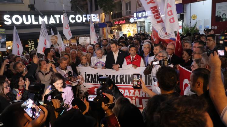 October 6, 2026, °Zmir, To¼rkiye: IZMIR, TURKEY, OCTOBER 5, 2026: Protesters gather outside the Turkan Saylan Cultural Center in Izmir to oppose reports that Izmir Metropolitan Mayor Cemil Tugay could join President Recep Tayyip Erdogan s ruling AKP. Trade unions, professional organizations, political groups and civil society representatives joined the demonstration after police prevented participants from holding a planned march in Konak. Tugay resigned from the CHP in June and has since served as an independent mayor. Protesters called on him to resign rather than change his political affiliation while remaining in office. °Zmir Türkiye - ZUMAq101 20261006_zna_q101_144 Copyright: xTurgayxKilicx