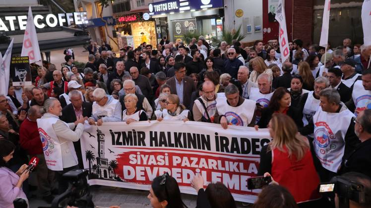 October 6, 2026, °Zmir, To¼rkiye: IZMIR, TURKEY, OCTOBER 5, 2026: Protesters gather outside the Turkan Saylan Cultural Center in Izmir to oppose reports that Izmir Metropolitan Mayor Cemil Tugay could join President Recep Tayyip Erdogan s ruling AKP. Trade unions, professional organizations, political groups and civil society representatives joined the demonstration after police prevented participants from holding a planned march in Konak. Tugay resigned from the CHP in June and has since served as an independent mayor. Protesters called on him to resign rather than change his political affiliation while remaining in office. °Zmir Türkiye - ZUMAq101 20261006_zna_q101_147 Copyright: xTurgayxKilicx