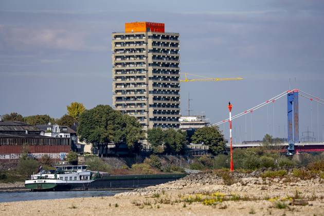 Extremes Niedrigwasser am Rhein, hier bei Duisburg-Neuenkamp, trocken gefallenes Ufer, Pegel zur Zeit der Aufnahme bei 131cm in DU-Ruhrort, über 20cm unter der bisherigen je gemessnen Tiefstmarke von 2018, starke Einschränkungen für die Binnenschifffahrt, NRW, Deutschland Rhein Niedrigwasser