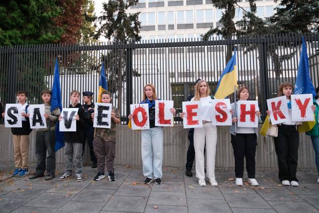 October 6, 2026, Warsaw, Masovian Voivodeship, Poland: Protesters hold placards that spell out save Oleshky during a demonstration outside the US Embassy in Warsaw protesting the humanitarian crisis in Russian-occupied Oleshky. The protest was organized by Poland s Ukrainian diaspora as an appeal to Ukraine s international partners to step up diplomatic efforts to support civilians trapped in Oleshky with humanitarian aid and the possibility of evacuation. Warsaw Poland  - ZUMAk204 20261006_zip_k204_001 Copyright: xRomanxKozielx