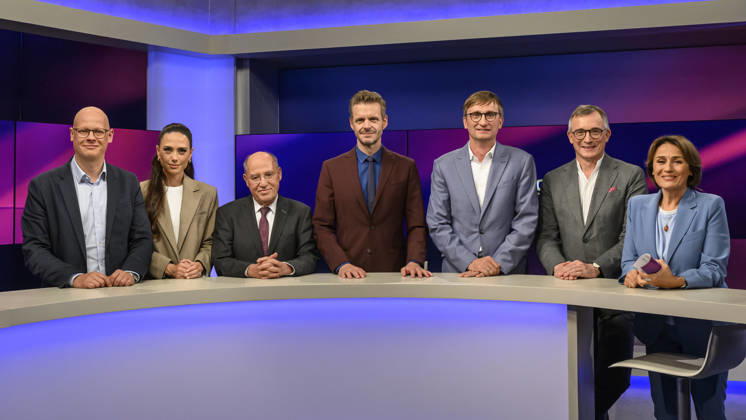 im Bild v.l.: Matthias Deiß (ARD), Franca Lehfeldt (Unternehmerin und Autorin), Gregor Gysi, Die Linke (Bundestagsabgeordneter), Florian Schroeder (Kabarettist), Sönke Neitzel (Militärhistoriker), Andreas Rödder (Historiker und CDU-Mitglied), Sandra Maischberger, GER, Berlin, Studio, zu Gast bei Maischberger, politische Talkshow, TV, Format, mit Moderatorin Sandra Maischberger, Das Erste, aus Adlershof Am Studio 20, 06.10.2026, Copyright: HMBxMedia UwexKoch