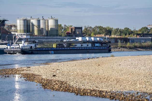 Extremes Niedrigwasser am Rhein, hier bei Duisburg-Neuenkamp, trocken gefallenes Ufer, Pegel zur Zeit der Aufnahme bei 131cm in DU-Ruhrort, über 20cm unter der bisherigen je gemessnen Tiefstmarke von 2018, starke Einschränkungen für die Binnenschifffahrt, im Hintergrund das Sachtleben Chemie International Werk, NRW, Deutschland Rhein Niedrigwasser