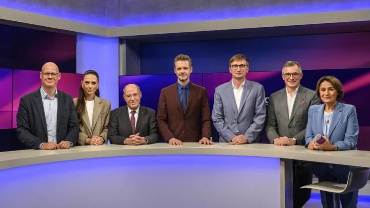 im Bild v.l.: Matthias Deiß (ARD), Franca Lehfeldt (Unternehmerin und Autorin), Gregor Gysi, Die Linke (Bundestagsabgeordneter), Florian Schroeder (Kabarettist), Sönke Neitzel (Militärhistoriker), Andreas Rödder (Historiker und CDU-Mitglied), Sandra Maischberger, GER, Berlin, Studio, zu Gast bei Maischberger, politische Talkshow, TV, Format, mit Moderatorin Sandra Maischberger, Das Erste, aus Adlershof Am Studio 20, 06.10.2026, Copyright: HMBxMedia UwexKoch