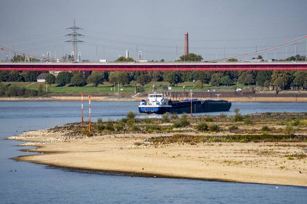 Extremes Niedrigwasser am Rhein, hier bei Duisburg-Ruhrort, trocken gefallenes Ufer, Pegel zur Zeit der Aufnahme bei 131cm in DU-Ruhrort, über 20cm unter der bisherigen je gemessnen Tiefstmarke von 2018, starke Einschränkungen für die Binnenschifffahrt, im Hintergrund die Friedrich-Eber-Brücke über den Rhein bei DU-Ruhrort,NRW, Deutschland Rhein Niedrigwasser