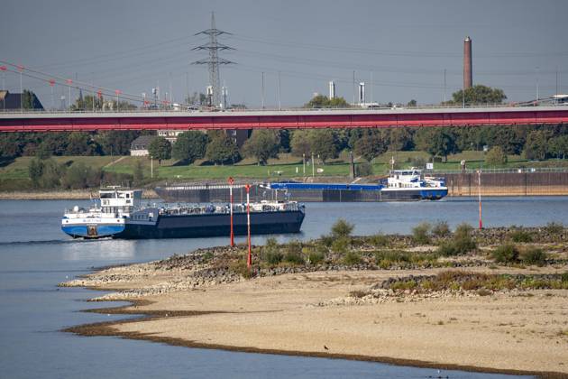 Extremes Niedrigwasser am Rhein, hier bei Duisburg-Ruhrort, trocken gefallenes Ufer, Pegel zur Zeit der Aufnahme bei 131cm in DU-Ruhrort, über 20cm unter der bisherigen je gemessnen Tiefstmarke von 2018, starke Einschränkungen für die Binnenschifffahrt, im Hintergrund die Friedrich-Eber-Brücke über den Rhein bei DU-Ruhrort,NRW, Deutschland Rhein Niedrigwasser