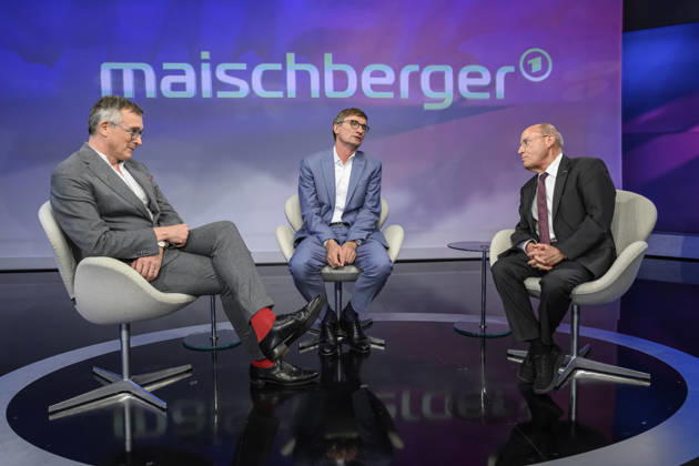 im Bild v.l.: Andreas Rödder (Historiker und CDU-Mitglied), Sönke Neitzel (Militärhistoriker), Gregor Gysi, Die Linke (Bundestagsabgeordneter) GER, Berlin, Studio, zu Gast bei – Maischberger, politische Talkshow, TV, Format, mit Moderatorin – Sandra Maischberger, Das Erste, aus Adlershof – Am Studio 20, 06.10.2026, Copyright: HMBxMedia UwexKoch