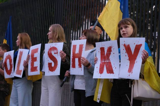 October 6, 2026, Warsaw, Masovian Voivodeship, Poland: Protesters hold placards that spell out Oleshky during a demonstration outside the US Embassy in Warsaw protesting the humanitarian crisis in Russian-occupied Oleshky. The protest was organized by Poland s Ukrainian diaspora as an appeal to Ukraine s international partners to step up diplomatic efforts to support civilians trapped in Oleshky with humanitarian aid and the possibility of evacuation. Warsaw Poland  - ZUMAk204 20261006_zip_k204_012 Copyright: xRomanxKozielx