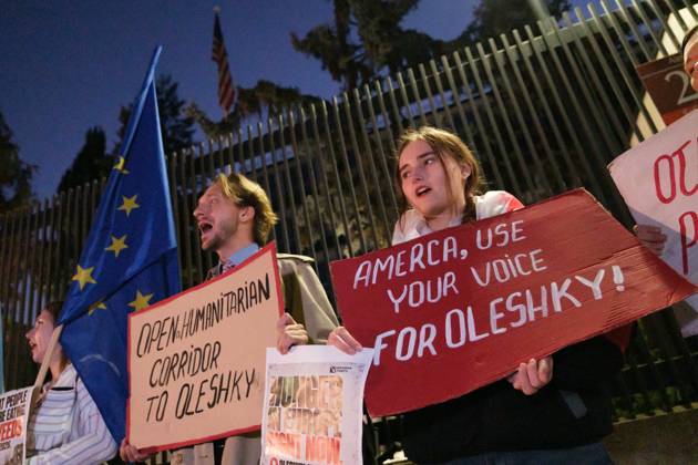 October 6, 2026, Warsaw, Masovian Voivodeship, Poland: Protesters hold placards calling for international humanitarian action during a demonstration outside the US Embassy in Warsaw protesting the humanitarian crisis in Russian-occupied Oleshky. The protest was organized by Poland s Ukrainian diaspora as an appeal to Ukraine s international partners to step up diplomatic efforts to support civilians trapped in Oleshky with humanitarian aid and the possibility of evacuation. Warsaw Poland  - ZUMAk204 20261006_zip_k204_022 Copyright: xRomanxKozielx