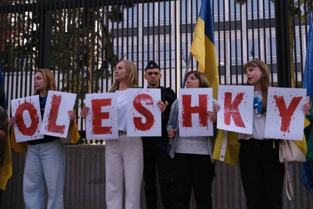 October 6, 2026, Warsaw, Masovian Voivodeship, Poland: Protesters hold placards that spell out Oleshky during a demonstration outside the US Embassy in Warsaw protesting the humanitarian crisis in Russian-occupied Oleshky. The protest was organized by Poland s Ukrainian diaspora as an appeal to Ukraine s international partners to step up diplomatic efforts to support civilians trapped in Oleshky with humanitarian aid and the possibility of evacuation. Warsaw Poland - ZUMAk204 20261006_zip_k204_013 Copyright: xRomanxKozielx