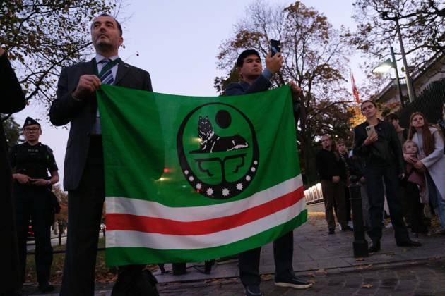 October 6, 2026, Warsaw, Masovian Voivodeship, Poland: Protesters hold a pro-independence flag (Ichkeria) of Chechnya during a demonstration outside the US Embassy in Warsaw protesting the humanitarian crisis in Russian-occupied Oleshky. The protest was organized by Poland s Ukrainian diaspora as an appeal to Ukraine s international partners to step up diplomatic efforts to support civilians trapped in Oleshky with humanitarian aid and the possibility of evacuation. Warsaw Poland - ZUMAk204 20261006_zip_k204_015 Copyright: xRomanxKozielx