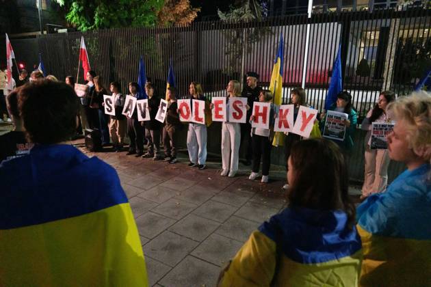 October 6, 2026, Warsaw, Masovian Voivodeship, Poland: Protesters hold placards that spell out save Oleshky during a demonstration outside the US Embassy in Warsaw protesting the humanitarian crisis in Russian-occupied Oleshky. The protest was organized by Poland s Ukrainian diaspora as an appeal to Ukraine s international partners to step up diplomatic efforts to support civilians trapped in Oleshky with humanitarian aid and the possibility of evacuation. Warsaw Poland - ZUMAk204 20261006_zip_k204_024 Copyright: xRomanxKozielx