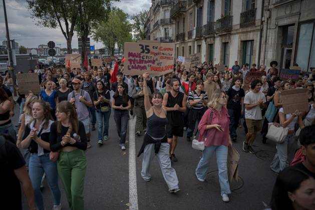October 6, 2026, Bayonne, Lapurdi, France: BAYONNE, FRANCE, OCTOBER 6, 2026: Students joined by trade unions, education workers and supporters demonstrate in central Bayonne over shortages of staff and resources in France s public education system and what organizers describe as police repression of the student movement. The rally forms part of nationwide protests that have seen students blockade hundreds of schools since September, demanding more teachers, smaller classes and improved conditions in educational facilities. Bayonne France  - ZUMAq101 20261006_zna_q101_172 Copyright: xGarixGaraialdex