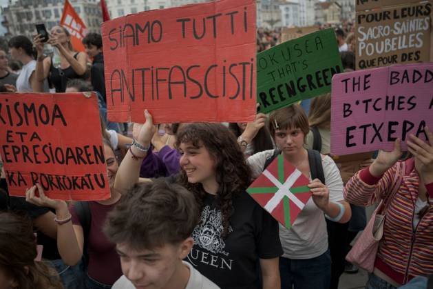 Students rally over education conditions in Bayonne BAYONNE, FRANCE, OCTOBER 6, 2026: Students joined by trade unions, education workers and supporters demonstrate in central Bayonne over shortages of staff and resources in France s public education system and what organizers describe as police repression of the student movement. The rally forms part of nationwide protests that have seen students blockade hundreds of schools since September, demanding more teachers, smaller classes and improved conditions in educational facilities. Bayonne Lapurdi France Copyright: x xGarixGaraialdex xJNAxPressx