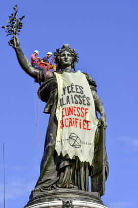 Schüler kleideten Marianne an: Die Marianne-Statue auf der Place de la RÃ publique 20261006tf013 Bronzestatue Schüler und Studentendemonstration Schüler Studenten Jugendliche Jugend protestieren gegen die Kürzung des Budget des Bildungssystems Schulpolitik Missstände Bewegung Schulproteste Demonstration, Protest, Schüler, Studenten, Bildungswesen, Bildungssystem, Bildungsetat, Budgetkürzung, Bildungsbudget, Protestbewegung, Demonstrierende, politisch, gesellschaftlich, angespannt, konfrontativ, demonstrativ, französisch, urban, kritisch, sozial, bildungspolitisch, protestieren, demonstrieren, fordern, streiken, versammeln, mobilisieren, protestieren, konfrontieren, blockieren, kritisieren, demonstrieren Paris Paris Frankreich Copyright: xTheoxFrundtx