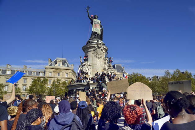 Schüler kleideten Marianne an: Die Marianne-Statue auf der Place de la RÃ publique 20261006tf013 Bronzestatue Schüler und Studentendemonstration Schüler Studenten Jugendliche Jugend protestieren gegen die Kürzung des Budget des Bildungssystems Schulpolitik Missstände Bewegung Schulproteste Demonstration, Protest, Schüler, Studenten, Bildungswesen, Bildungssystem, Bildungsetat, Budgetkürzung, Bildungsbudget, Protestbewegung, Demonstrierende, politisch, gesellschaftlich, angespannt, konfrontativ, demonstrativ, französisch, urban, kritisch, sozial, bildungspolitisch, protestieren, demonstrieren, fordern, streiken, versammeln, mobilisieren, protestieren, konfrontieren, blockieren, kritisieren, demonstrieren Paris Paris Frankreich Copyright: xTheoxFrundtx