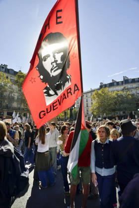 Demonstranten bei einer Schüler- und Studentendemonstration, Paris, Place de la RÃ publique 20261006tf065 Demonstranten mit Flagge bei einer Schüler- und Studentendemonstration Schüler Studenten Jugendliche Jugend protestieren gegen die Kürzung des Budget des Bildungssystems Schulpolitik Missstände Bewegung Schulproteste Demonstration, Protest, Schüler, Studenten, Bildungswesen, Bildungssystem, Bildungsetat, Budgetkürzung, Bildungsbudget, Protestbewegung, Demonstrierende, politisch, gesellschaftlich, angespannt, konfrontativ, demonstrativ, französisch, urban, kritisch, sozial, bildungspolitisch, protestieren, demonstrieren, fordern, streiken, versammeln, mobilisieren, protestieren, konfrontieren, blockieren, kritisieren, demonstrier Copyright: xTheoxFrundtx