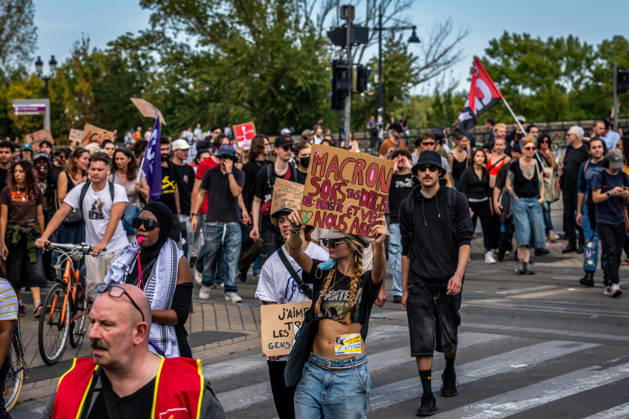October 6, 2026, Bordeaux, Nouvelle-Aquitaine, France: On October 6, 2026, nearly 9,000 people march through Bordeaux. Initially called around social demands, the demonstration takes on a strong high school student character as large numbers of young people join. Bordeaux France  - ZUMAh207 20261006_zip_h207_005 Copyright: xFabricexHebertx