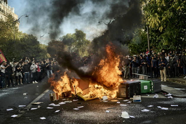 Tensions on the edge of the high school students protest in Paris, on October 6, 2026. - 06 10 2026 - France Ile-de-France (region) Paris -  AntoninxBuratx xLexPictorium LePictorium_0342071