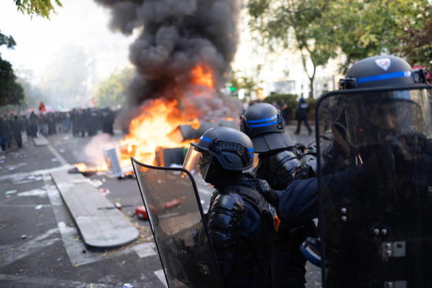 Student Demonstration - Paris RL Police forces next to burning barricades. Police forces and protesters clashes on the place de la nation on the sidelines of the students protest against the current state of public education, once again, on October 6, 2026, in Paris, France. They demand more resources for the national education system, and raise against the far right party - le Rassemblement National. Photo by Raphael Lafargue ABACAPRESS.COM Paris France Copyright: xLafarguexRaphael ABACAx