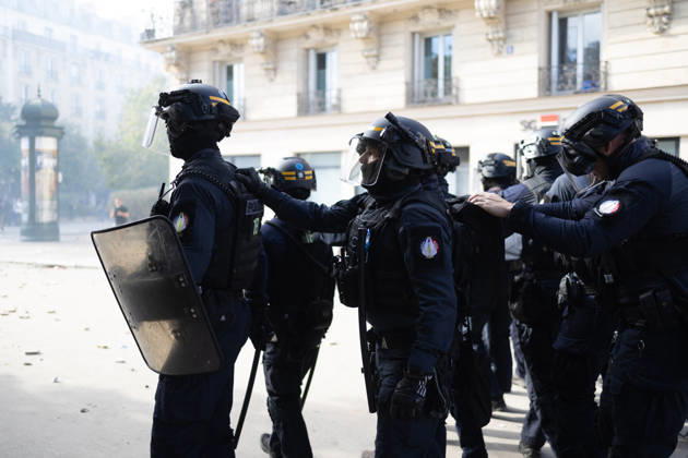 Student Demonstration - Paris RL Police forces and protesters clashes on the place de la nation on the sidelines of the students protest against the current state of public education, once again, on October 6, 2026, in Paris, France. They demand more resources for the national education system, and raise against the far right party - le Rassemblement National. Photo by Raphael Lafargue ABACAPRESS.COM Paris France  Copyright: xLafarguexRaphael ABACAx