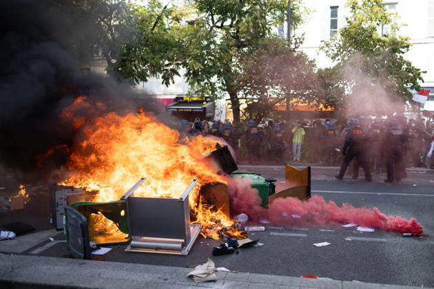 Student Demonstration - Paris RL Burning barricades. Police forces and protesters clashes on the place de la nation on the sidelines of the students protest against the current state of public education, once again, on October 6, 2026, in Paris, France. They demand more resources for the national education system, and raise against the far right party - le Rassemblement National. Photo by Raphael Lafargue ABACAPRESS.COM Paris France  Copyright: xLafarguexRaphael ABACAx