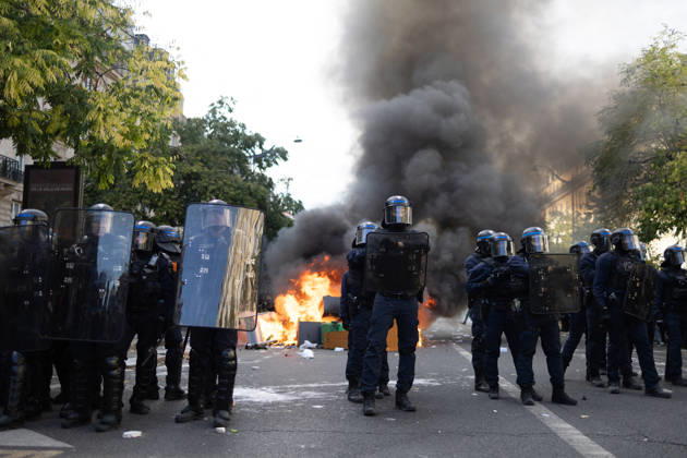 Student Demonstration - Paris RL Police forces next to burning barricades. Police forces and protesters clashes on the place de la nation on the sidelines of the students protest against the current state of public education, once again, on October 6, 2026, in Paris, France. They demand more resources for the national education system, and raise against the far right party - le Rassemblement National. Photo by Raphael Lafargue ABACAPRESS.COM Paris France Copyright: xLafarguexRaphael ABACAx