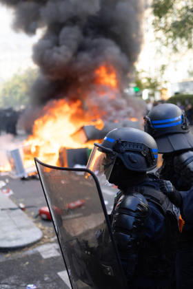Student Demonstration - Paris RL Police forces next to burning barricades. Police forces and protesters clashes on the place de la nation on the sidelines of the students protest against the current state of public education, once again, on October 6, 2026, in Paris, France. They demand more resources for the national education system, and raise against the far right party - le Rassemblement National. Photo by Raphael Lafargue ABACAPRESS.COM Paris France Copyright: xLafarguexRaphael ABACAx